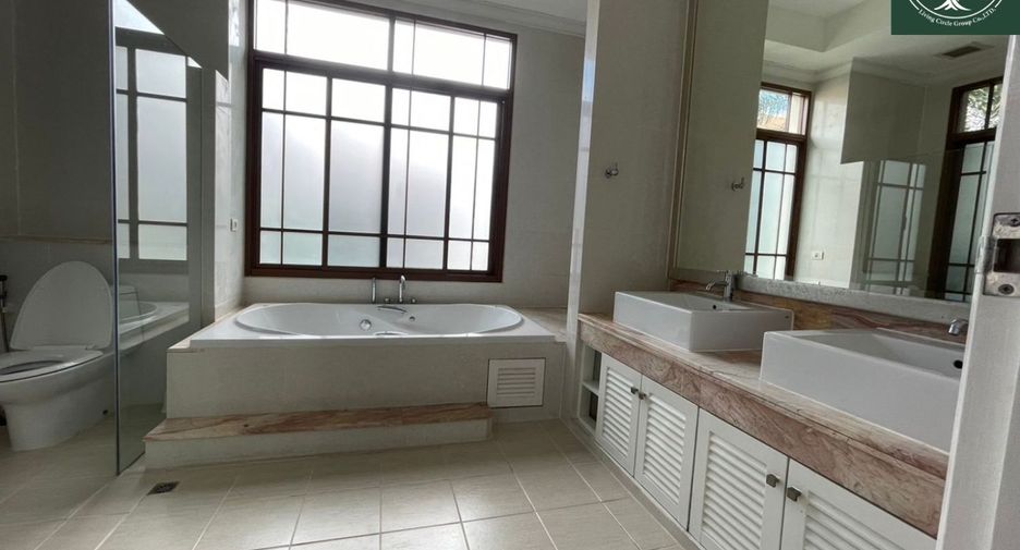 For rent 4 bedrooms house in Watthana, Bangkok