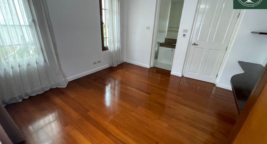 For rent 4 bedrooms house in Watthana, Bangkok