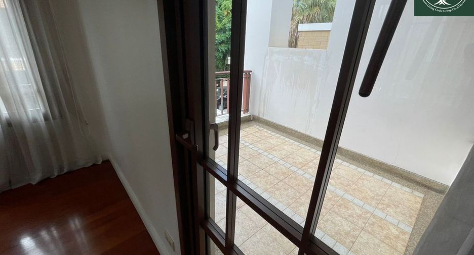 For rent 4 bedrooms house in Watthana, Bangkok