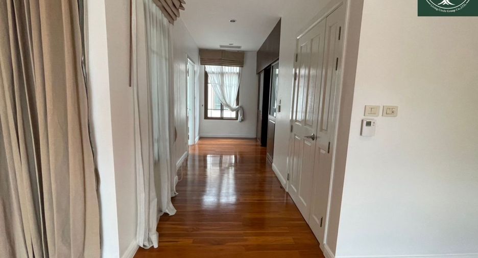 For rent 4 bedrooms house in Watthana, Bangkok