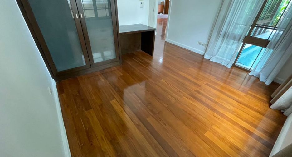 For rent 4 bedrooms house in Watthana, Bangkok