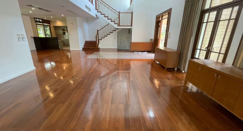 For rent 4 bedrooms house in Watthana, Bangkok