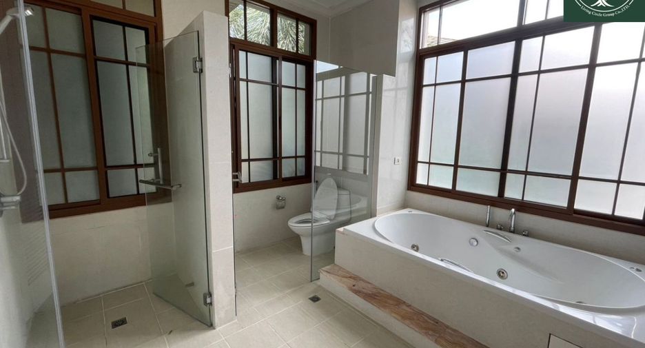 For rent 4 bedrooms house in Watthana, Bangkok