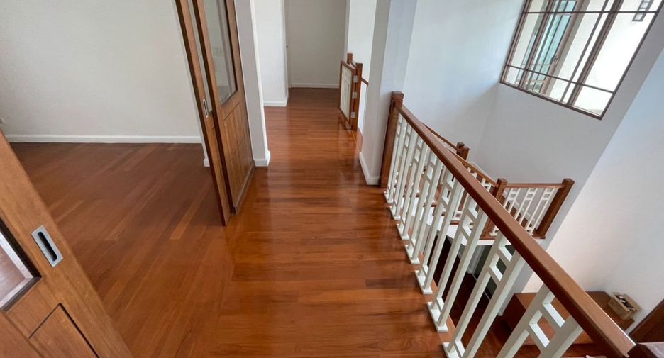 For rent 4 bedrooms house in Watthana, Bangkok
