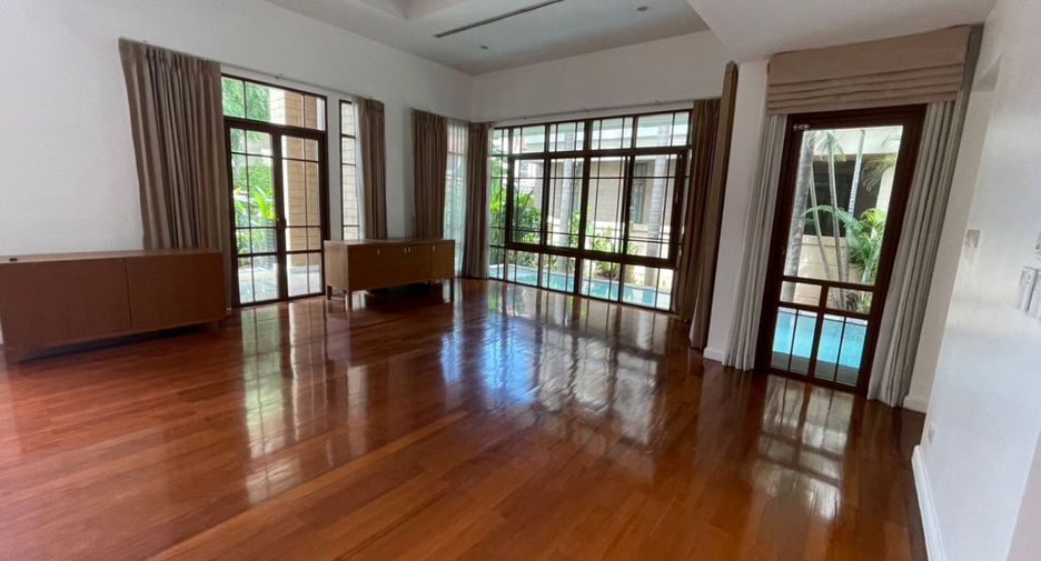 For rent 4 bedrooms house in Watthana, Bangkok