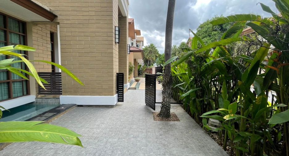 For rent 4 bedrooms house in Watthana, Bangkok