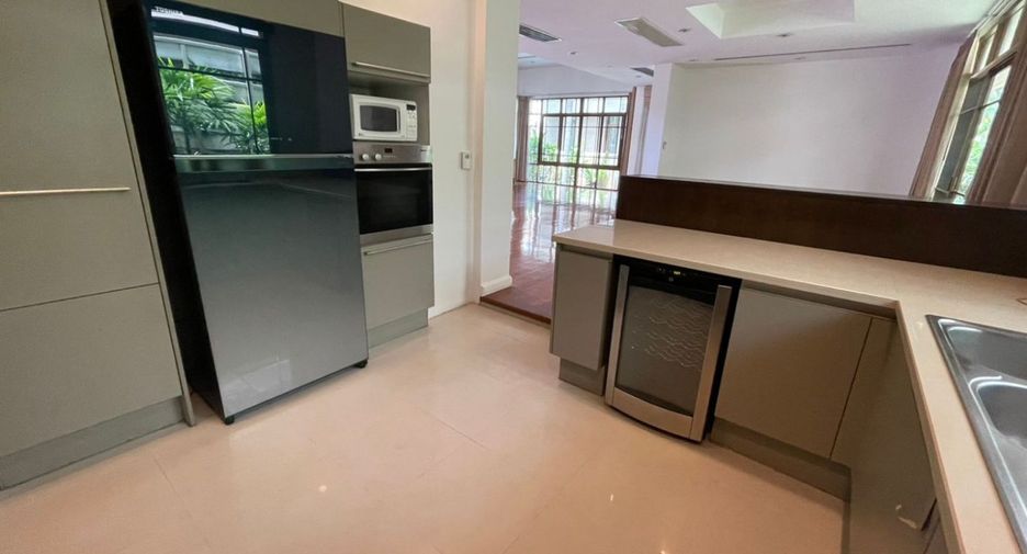 For rent 4 bedrooms house in Watthana, Bangkok