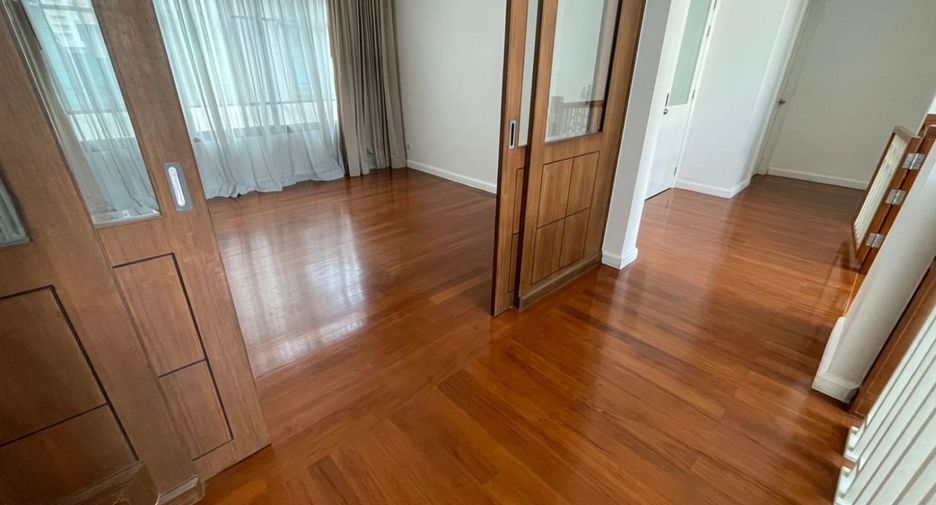 For rent 4 bedrooms house in Watthana, Bangkok