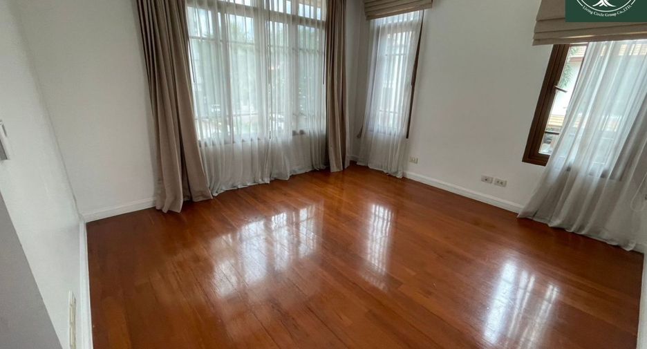 For rent 4 bedrooms house in Watthana, Bangkok