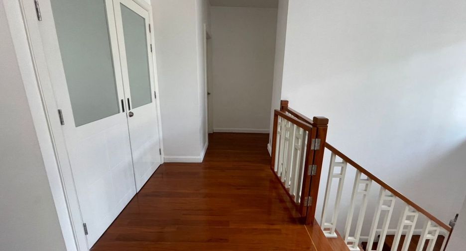 For rent 4 bedrooms house in Watthana, Bangkok