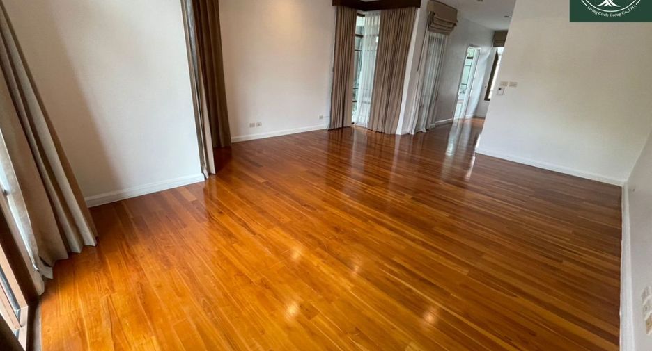 For rent 4 bedrooms house in Watthana, Bangkok