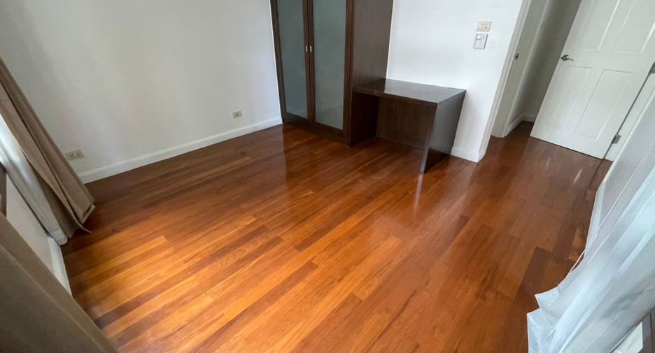 For rent 4 bedrooms house in Watthana, Bangkok