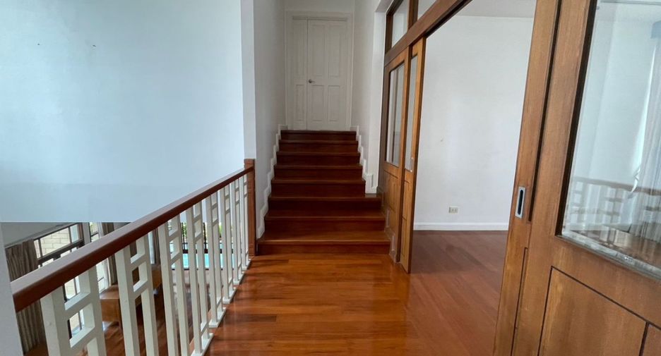 For rent 4 bedrooms house in Watthana, Bangkok
