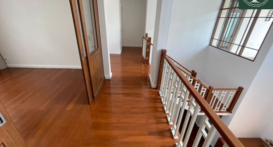 For rent 4 bedrooms house in Watthana, Bangkok