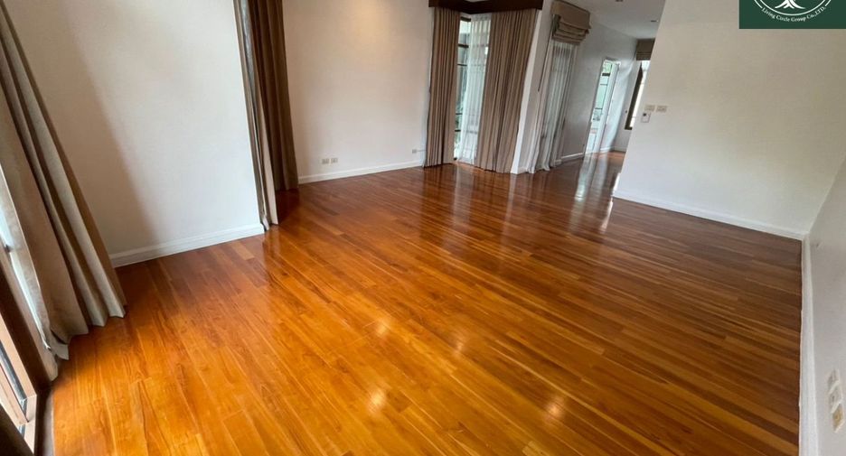 For rent 4 bedrooms house in Watthana, Bangkok