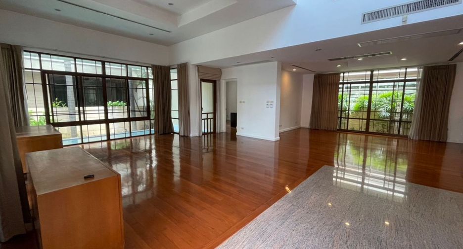 For rent 4 bedrooms house in Watthana, Bangkok