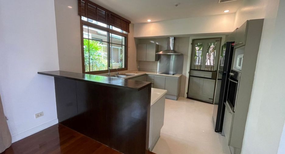 For rent 4 bedrooms house in Watthana, Bangkok
