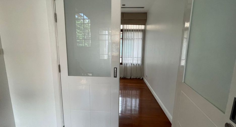 For rent 4 bedrooms house in Watthana, Bangkok