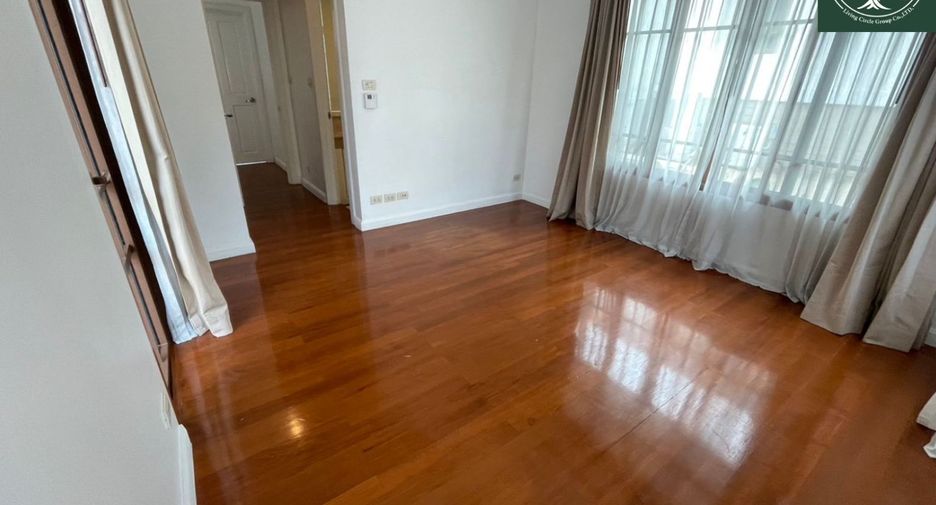 For rent 4 bedrooms house in Watthana, Bangkok
