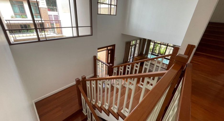 For rent 4 bedrooms house in Watthana, Bangkok