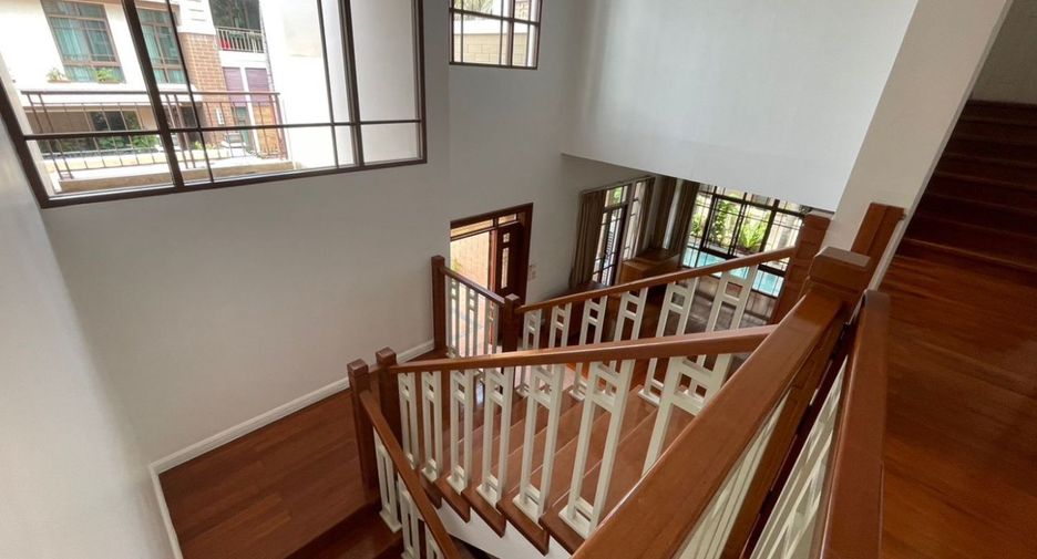 For rent 4 bedrooms house in Watthana, Bangkok