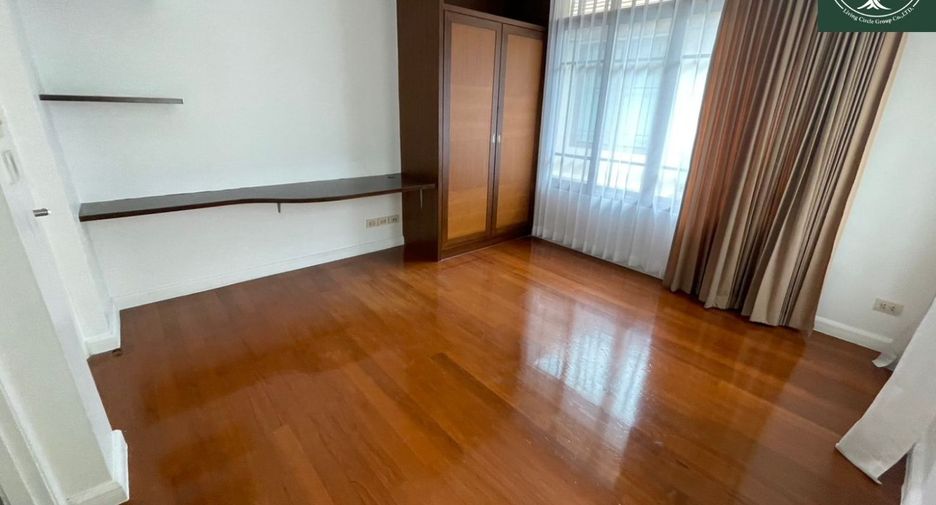 For rent 4 bedrooms house in Watthana, Bangkok