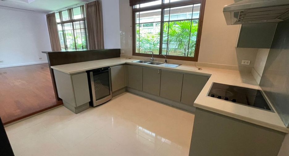 For rent 4 bedrooms house in Watthana, Bangkok