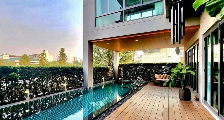 For sale 6 bedrooms house in Watthana, Bangkok