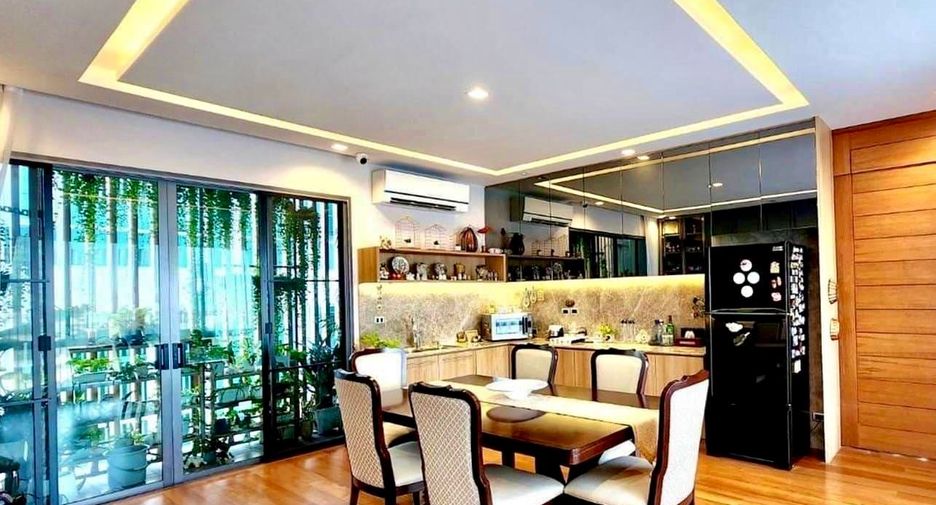 For sale 6 bedrooms house in Watthana, Bangkok