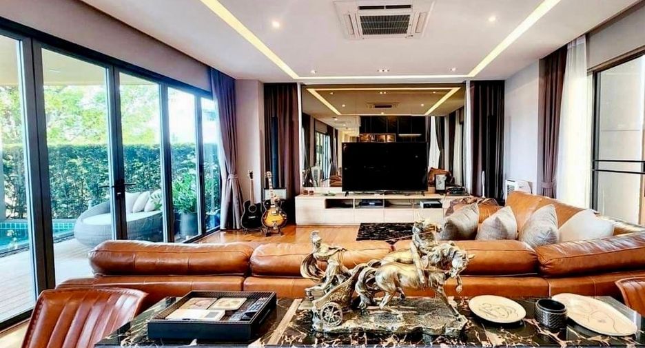 For sale 6 bedrooms house in Watthana, Bangkok