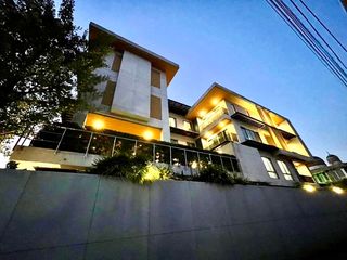 For sale 6 bedrooms house in Watthana, Bangkok