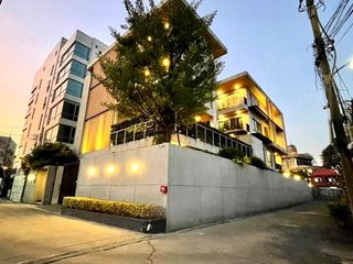 For sale 6 bedrooms house in Watthana, Bangkok