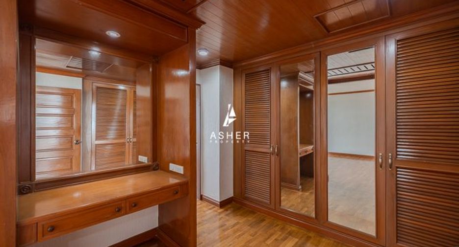À louer 3 chambres condo à Yan Nawa, Bangkok