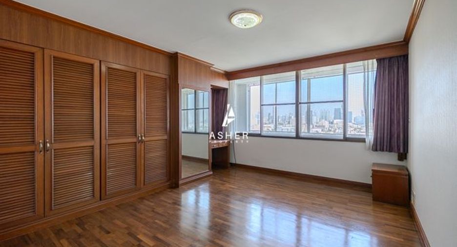 À louer 3 chambres condo à Yan Nawa, Bangkok