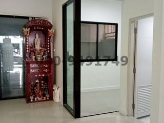 Casa adosada en alquiler de 3 habitaciones en Bang Khae, Bangkok