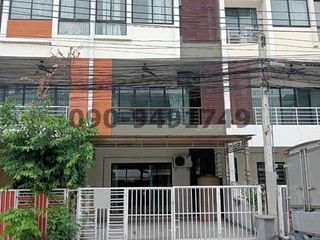 Casa adosada en alquiler de 3 habitaciones en Bang Khae, Bangkok
