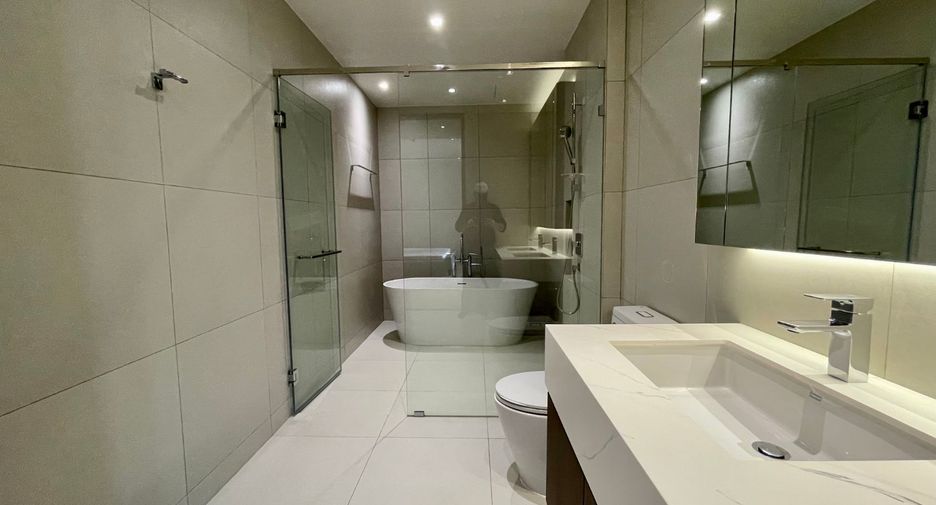 For rent 3 bedrooms apartment in Khlong Toei, Bangkok