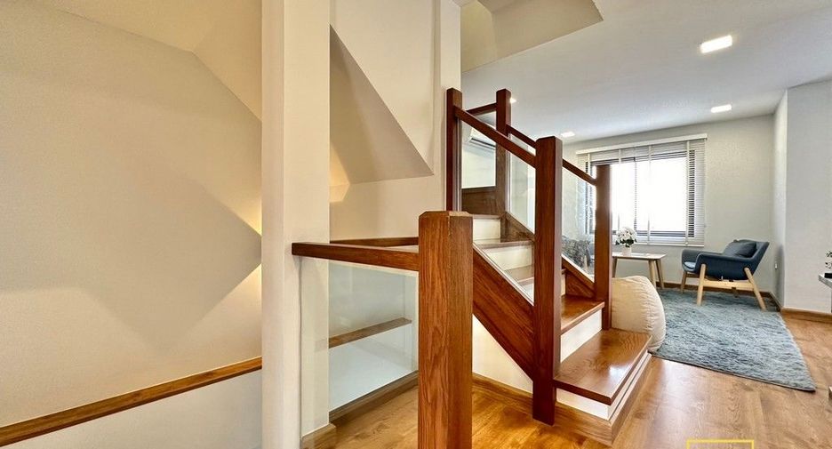 Haus zur Miete mit 3 Zimmer in Watthana, Bangkok