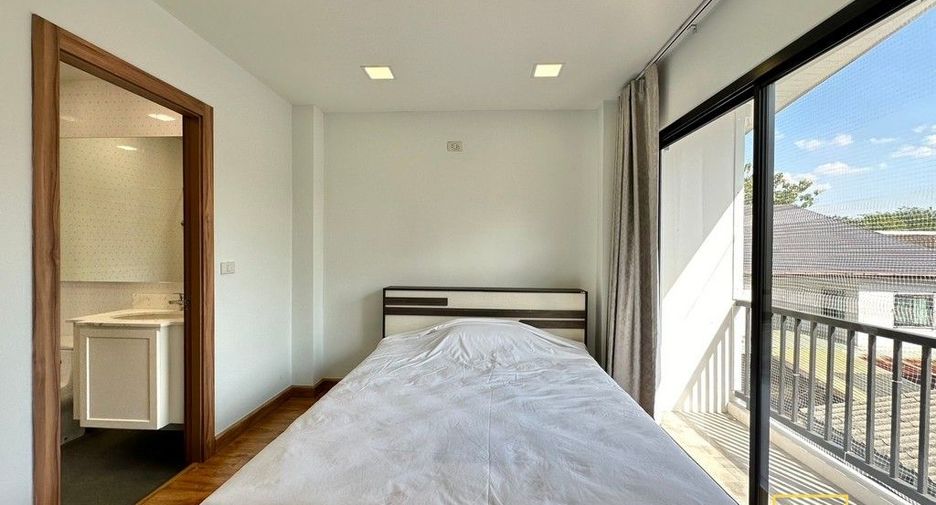 Haus zur Miete mit 3 Zimmer in Watthana, Bangkok