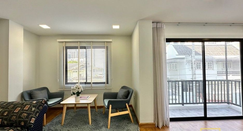 Haus zur Miete mit 3 Zimmer in Watthana, Bangkok