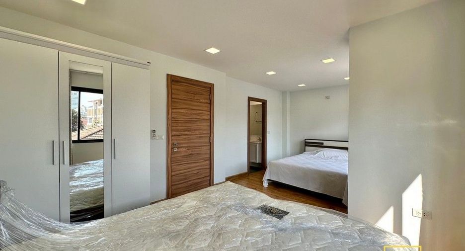 Haus zur Miete mit 3 Zimmer in Watthana, Bangkok
