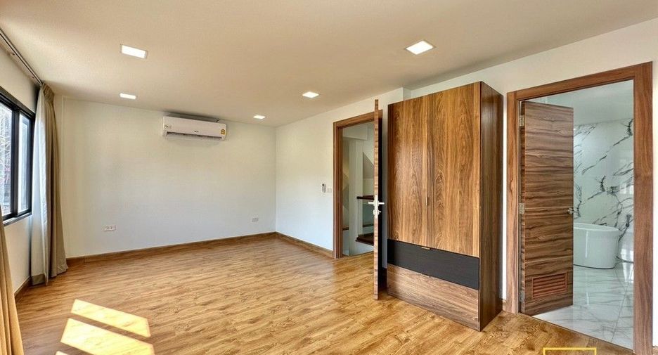 Haus zur Miete mit 3 Zimmer in Watthana, Bangkok