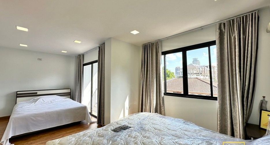 Haus zur Miete mit 3 Zimmer in Watthana, Bangkok