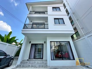 Haus zur Miete mit 3 Zimmer in Watthana, Bangkok