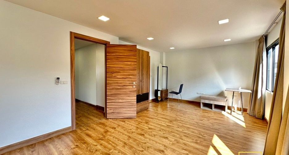 Haus zur Miete mit 3 Zimmer in Watthana, Bangkok