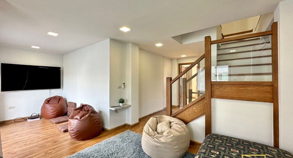 Haus zur Miete mit 3 Zimmer in Watthana, Bangkok