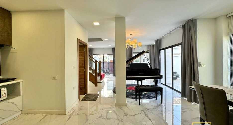 Haus zur Miete mit 3 Zimmer in Watthana, Bangkok