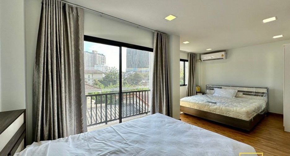 Haus zur Miete mit 3 Zimmer in Watthana, Bangkok