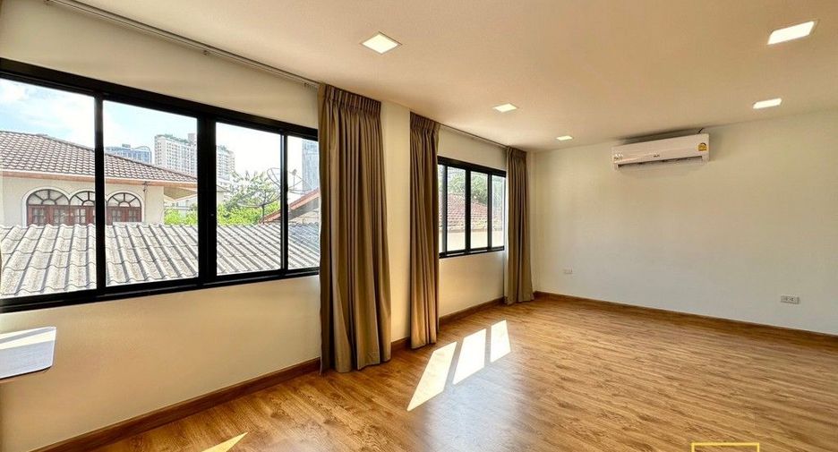 Haus zur Miete mit 3 Zimmer in Watthana, Bangkok