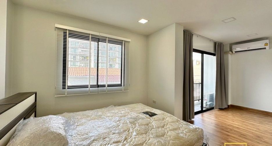 Haus zur Miete mit 3 Zimmer in Watthana, Bangkok